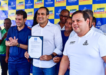 Prefeitura assina ordem de serviço para construção de camelódromo na Engomadeira em área cedida pela Uneb