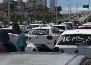 Av. Heitor Dias é bloqueada por motociclistas em protesto contra aumento dos combustíveis