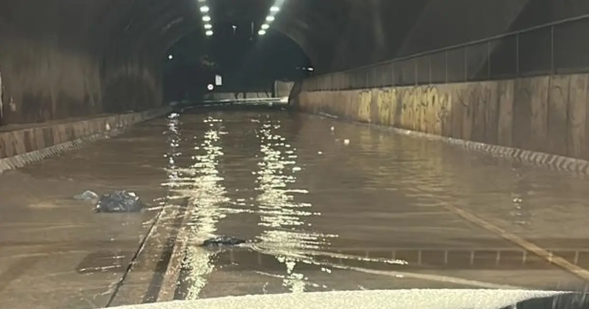Túnel que liga Avenida Pinto de Aguiar a Avenida Gal Costa registra alagamento após chuvas