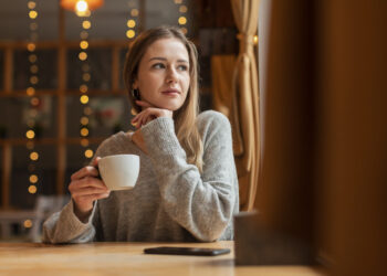 Do anticoncepcional à menopausa: como os hormônios femininos também influenciam a visão