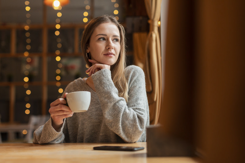 Do anticoncepcional à menopausa: como os hormônios femininos também influenciam a visão