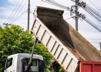 Neoenergia Coelba alerta motoristas de caminhão sobre riscos de acidentes com a rede elétrica durante manobras