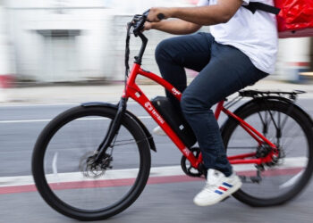 iFood amplia mobilidade elétrica em Salvador com 136 novas bikes para entregadores