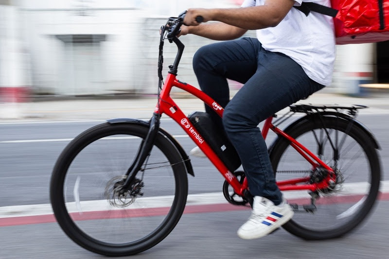 iFood amplia mobilidade elétrica em Salvador com 136 novas bikes para entregadores