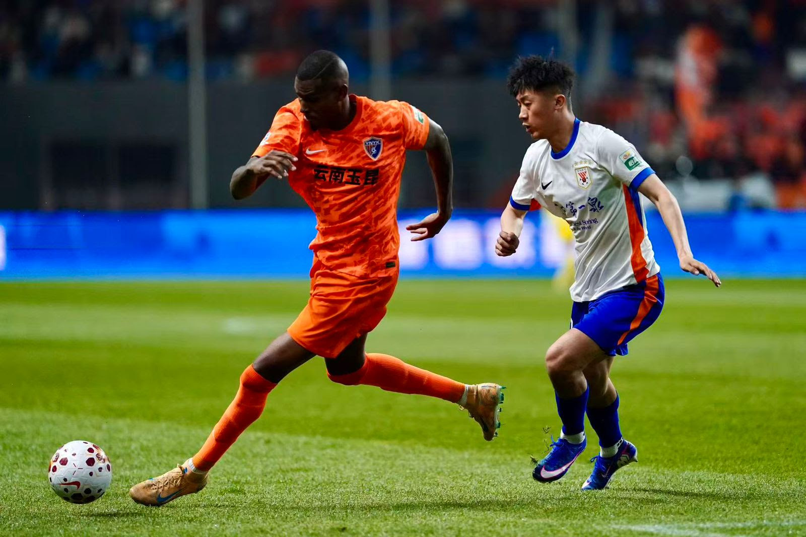 Cléber contribui com assistência em goleada do Yunnan Yukun e mantém bom início de temporada na China