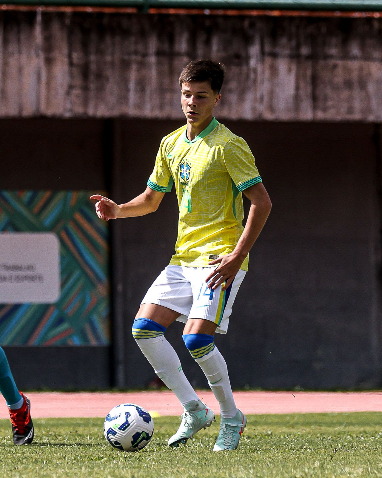 Catarinense Enzo mira sequência no Internacional/RS e sonha com novo chamado para a Seleção Brasileira