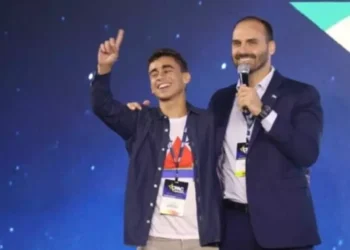 Excesso de vaidade: Eduardo Bolsonaro e Nikolas Ferreira trocam críticas nas redes sociais