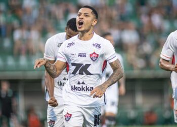 Com um jogador a menos, Vitória consegue arrancar empate diante da Chape