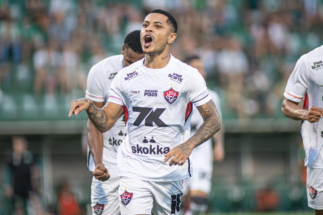Com um jogador a menos, Vitória consegue arrancar empate diante da Chape
