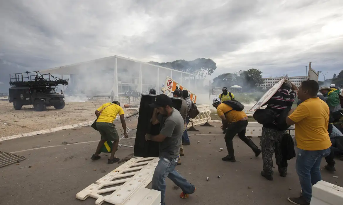 Moraes concede domiciliar a Fátima de Tubarão e mais 18 idosos do 8/01