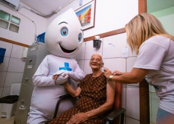 Salvador intensifica vacinação contra a gripe e ultrapassa 70 mil doses aplicadas em oito dias