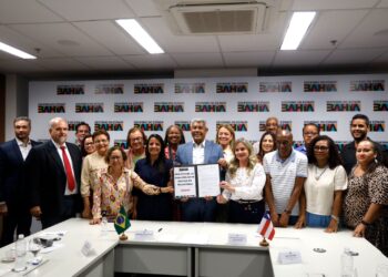 Jerônimo Rodrigues encaminha à Alba projeto de lei que garante piso do magistério acima do nacional