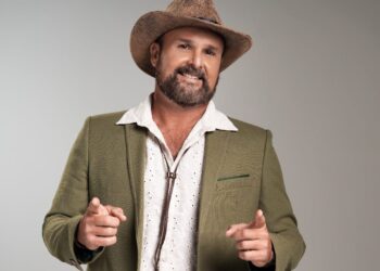 Leo Estakazero celebra 30 anos de carreira em ensaio especial de São João