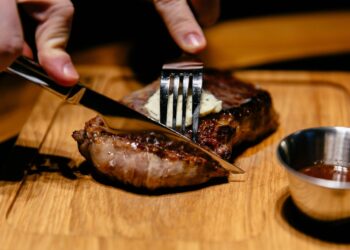 Proteína em excesso pode prejudicar os rins: médica explica os riscos por trás das dietas da moda