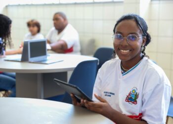 Estudantes da rede estatual podem acessar quase oito mil obras literárias nos tablets disponibilizados pelo Governo da Bahia