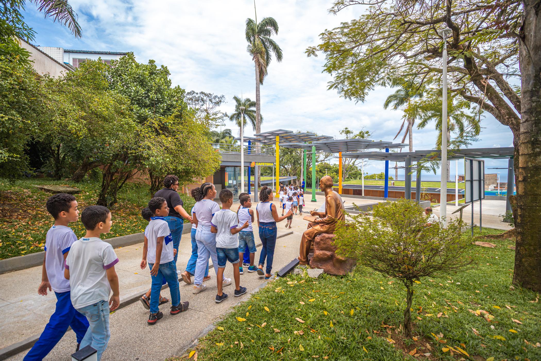 Prefeitura leva Mundo Encantado da Criança à Bienal do Livro Bahia 2026 com foco na leitura como experiência sensorial e afetiva