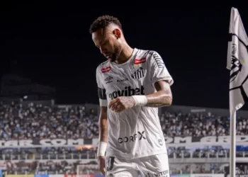 “Eu sou mimado?”: Neymar discute com torcedores após empate do Santos na Sul-Americana