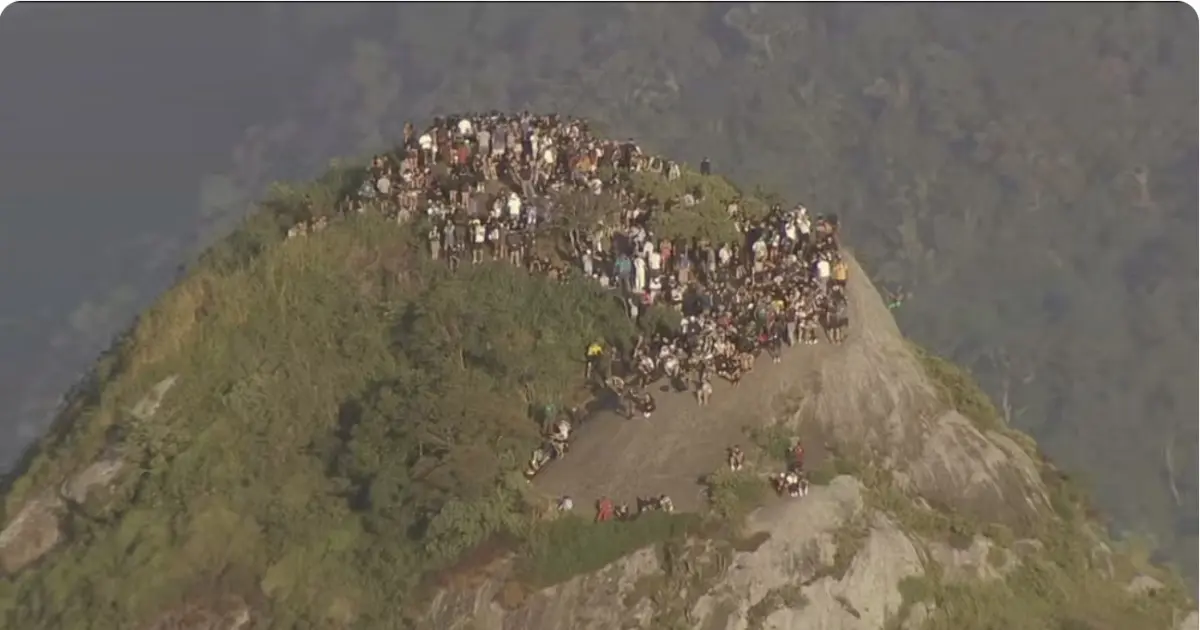 Tiroteio no Vidigal deixa cerca de 200 turistas ilhados no Morro Dois Irmãos durante Operação Duas Rosas II