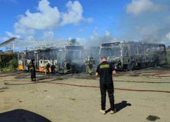 Após incêndio, Prefeitura de Lauro de Freitas garante transporte escolar sem prejuízo aos estudantes