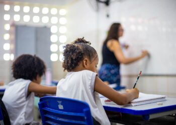 Prefeitura sanciona lei que garante reajuste salarial dos professores
