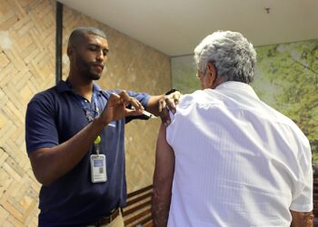 Prefeitura promove vacinação contra influenza com horário estendido em shopping de Salvador
