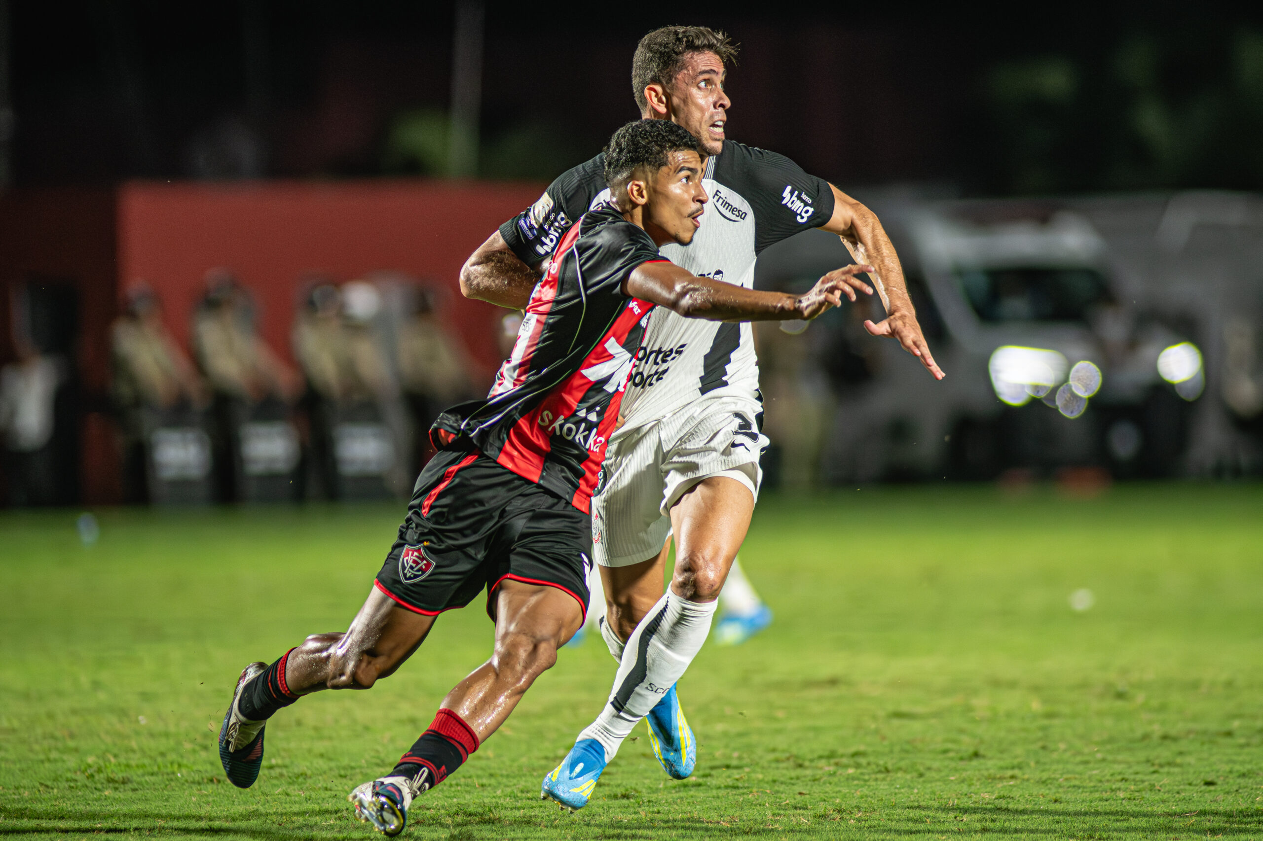 Vitória e Corinthians ficam no zero, no Barradão