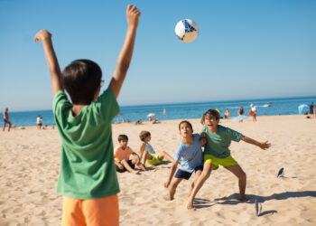 Festival inédito de vôlei de praia reúne 80 crianças e oferece ações gratuitas de saúde na Praia de Jardim de Alah