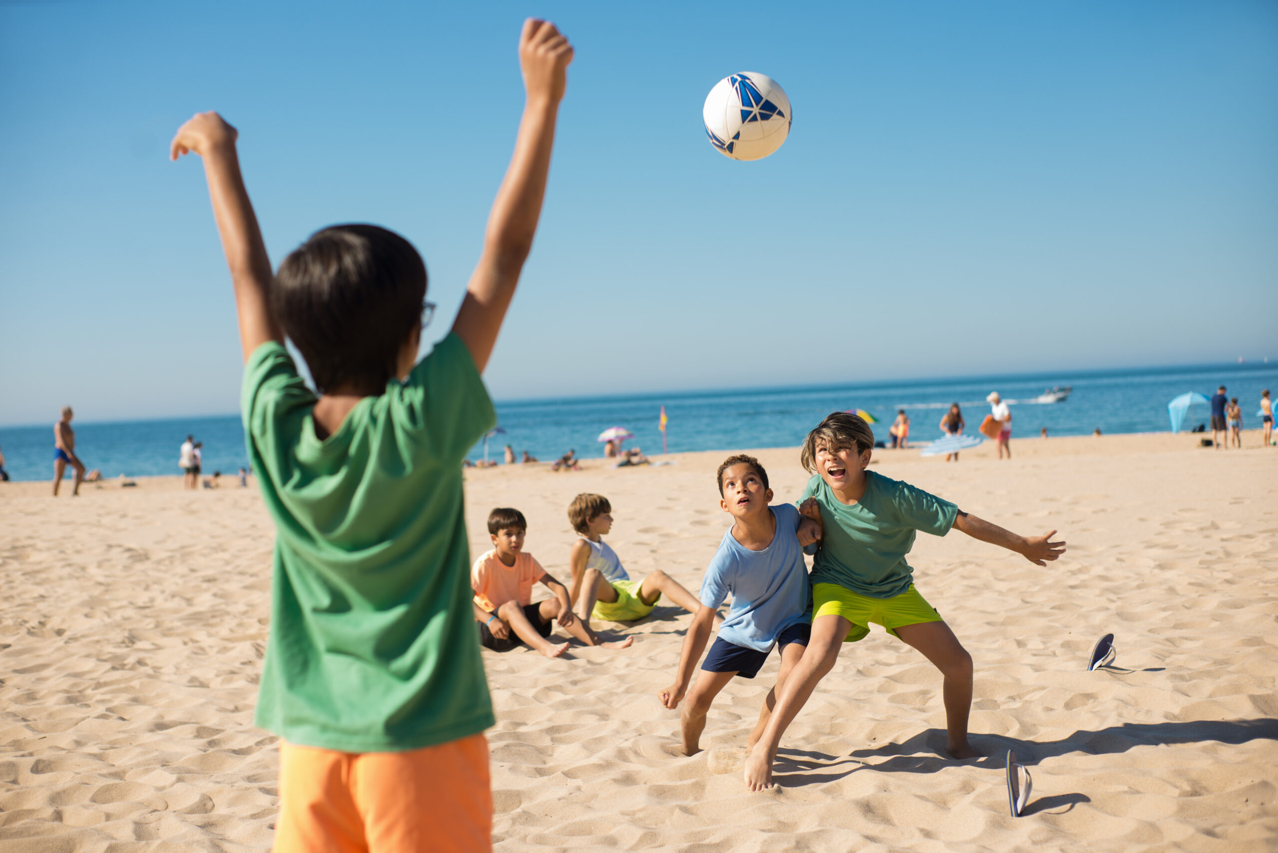 Festival inédito de vôlei de praia reúne 80 crianças e oferece ações gratuitas de saúde na Praia de Jardim de Alah