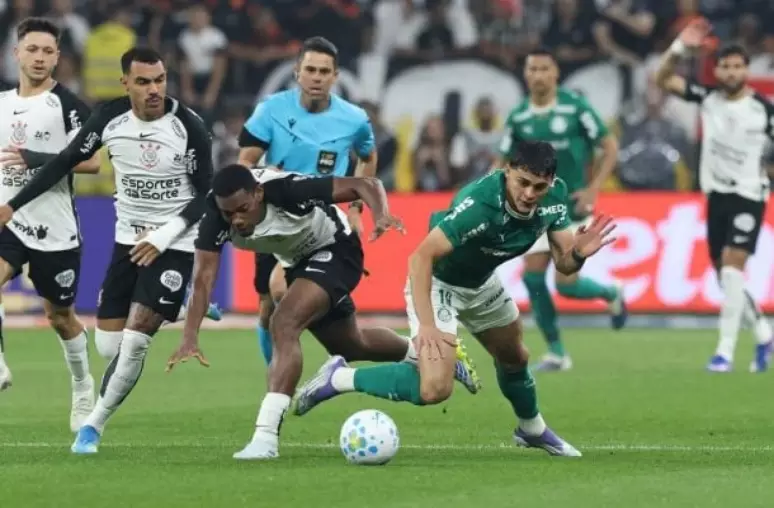 Com dois jogadores a menos, Corinthians arranca empate do Palmeiras
