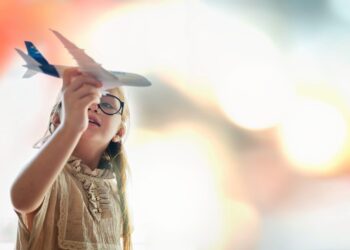 Mãe pode viajar com filho para o exterior sem autorização do pai? Entenda o que diz a lei