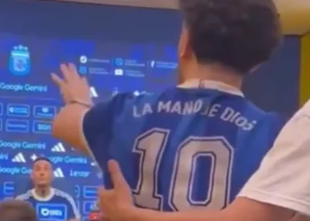 Torcedor invade ccoletiva de Scaloni e cobra amistosos mais fortes da Argentina antes da Copa