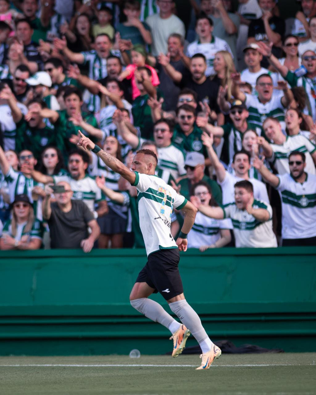 Breno Lopes marca novamente e Coritiba celebra vitória em casa diante do Atlético-MG