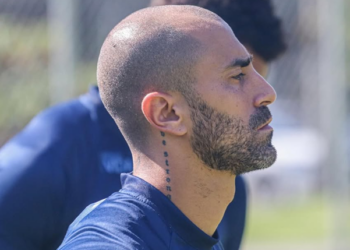 Após estrear com vitória pelo Blumenau, Marquinhos Pedroso poderá completar 200 jogos no futebol brasileiro