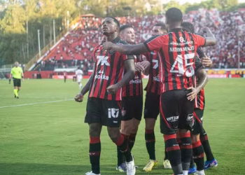 Vitória brilha no Barradão, vence o São Paulo e sobe na tabela