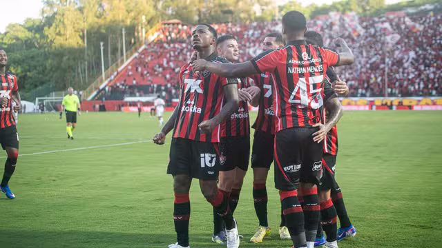 Vitória brilha no Barradão, vence o São Paulo e sobe na tabela