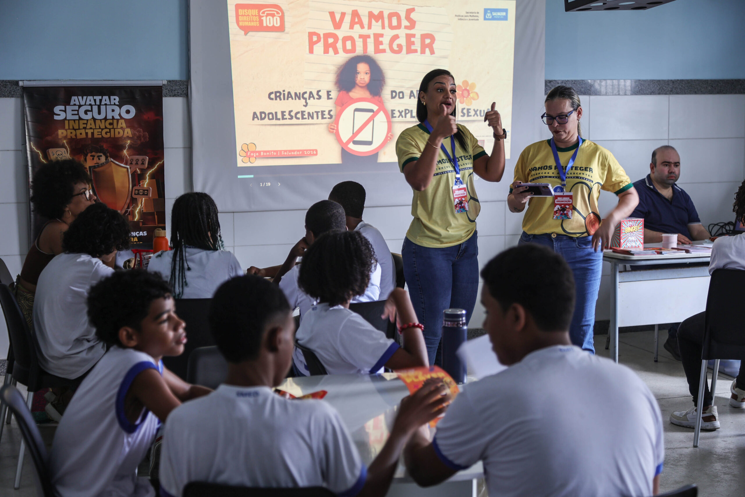 Ação do Maio Laranja é realizada com alunos da Escola Municipal Luiza Mahin