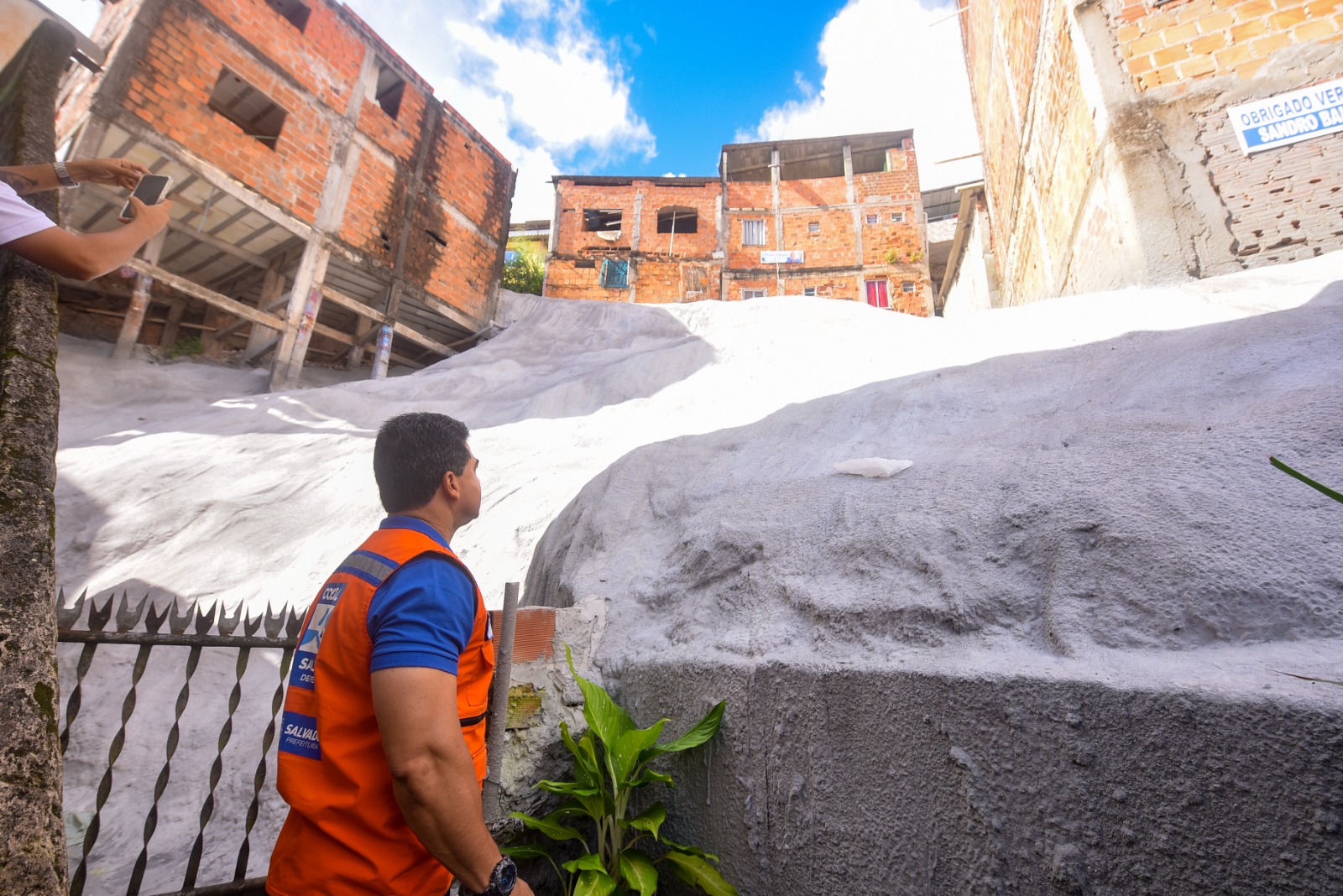 Prefeitura entrega nova proteção de encosta no Pero Vaz e amplia ações de prevenção em áreas de risco