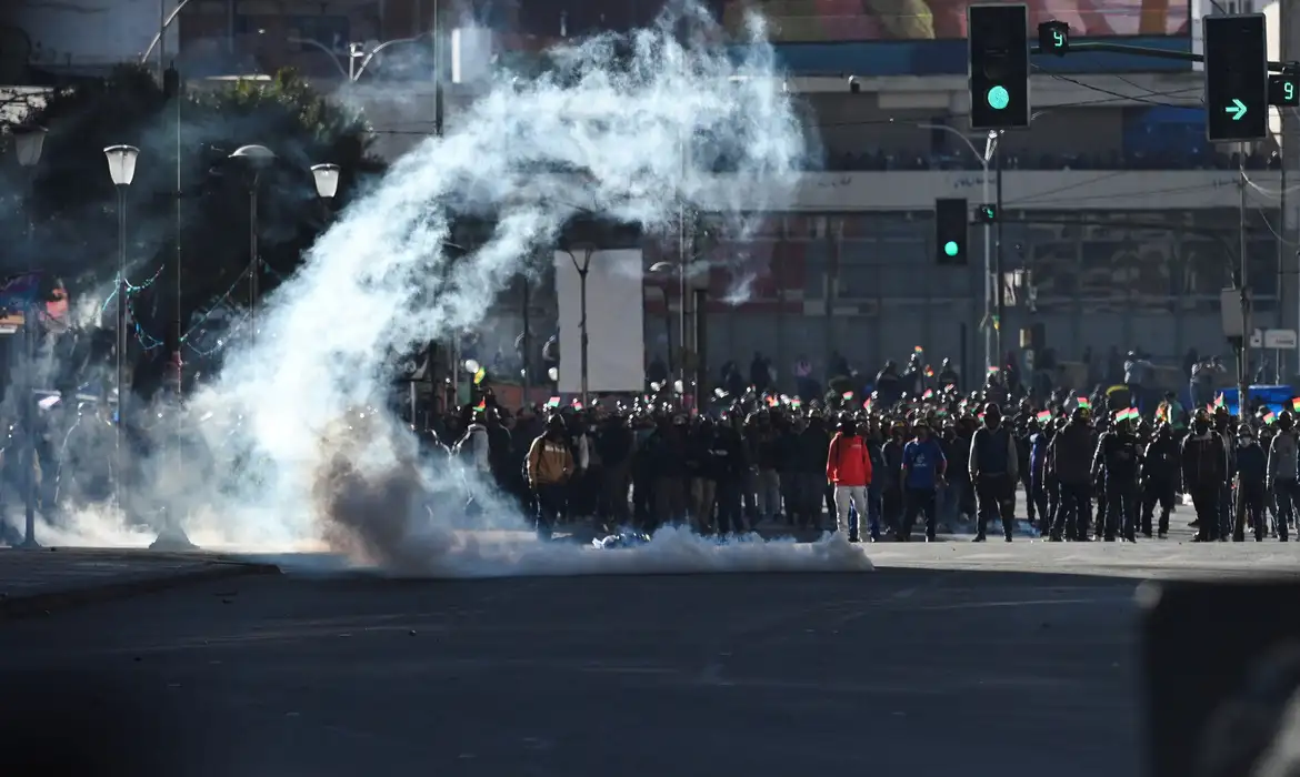 Em meio a protestos, Bolívia revoga lei que limitava estado de exceção
