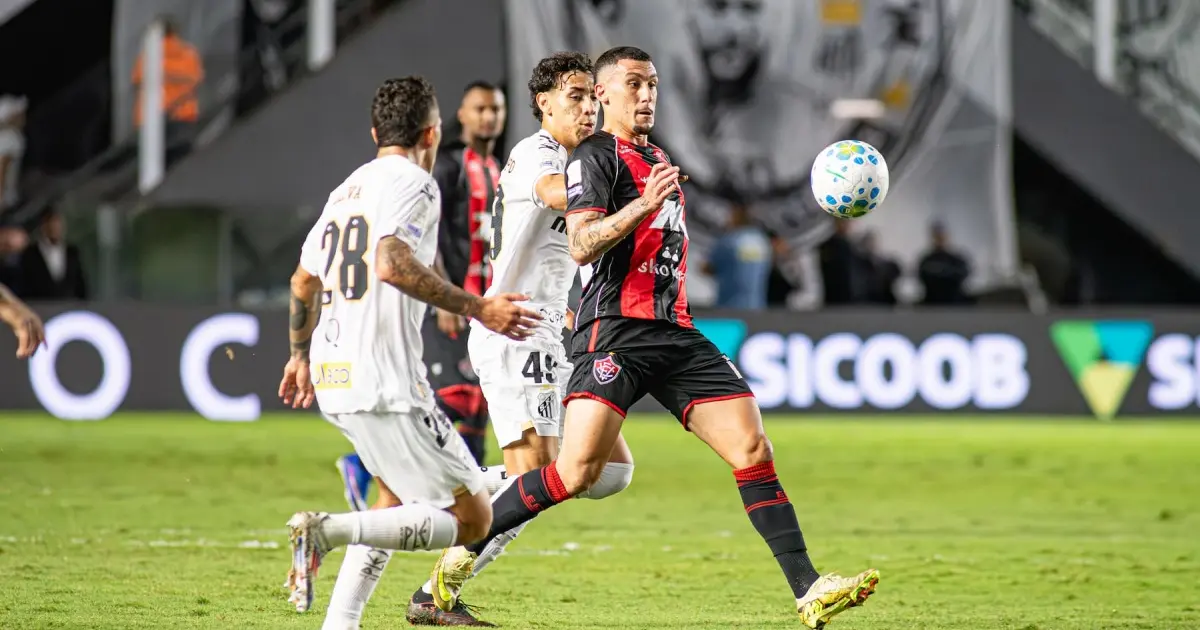 Vitória termina jogo com um jogador a mais, mas perde para o Santos, na Vila Belmiro