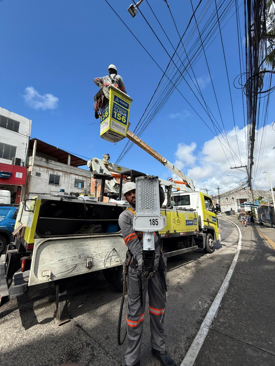 Prefeitura realiza manutenção estratégica da iluminação pública na Estrada das Barreiras