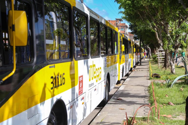 Prefeitura-entrega-novos-onibus-Arcondicionado-Euro-6_Semob_Fot-Bruno-Concha_Secom_Pms-1 (1)