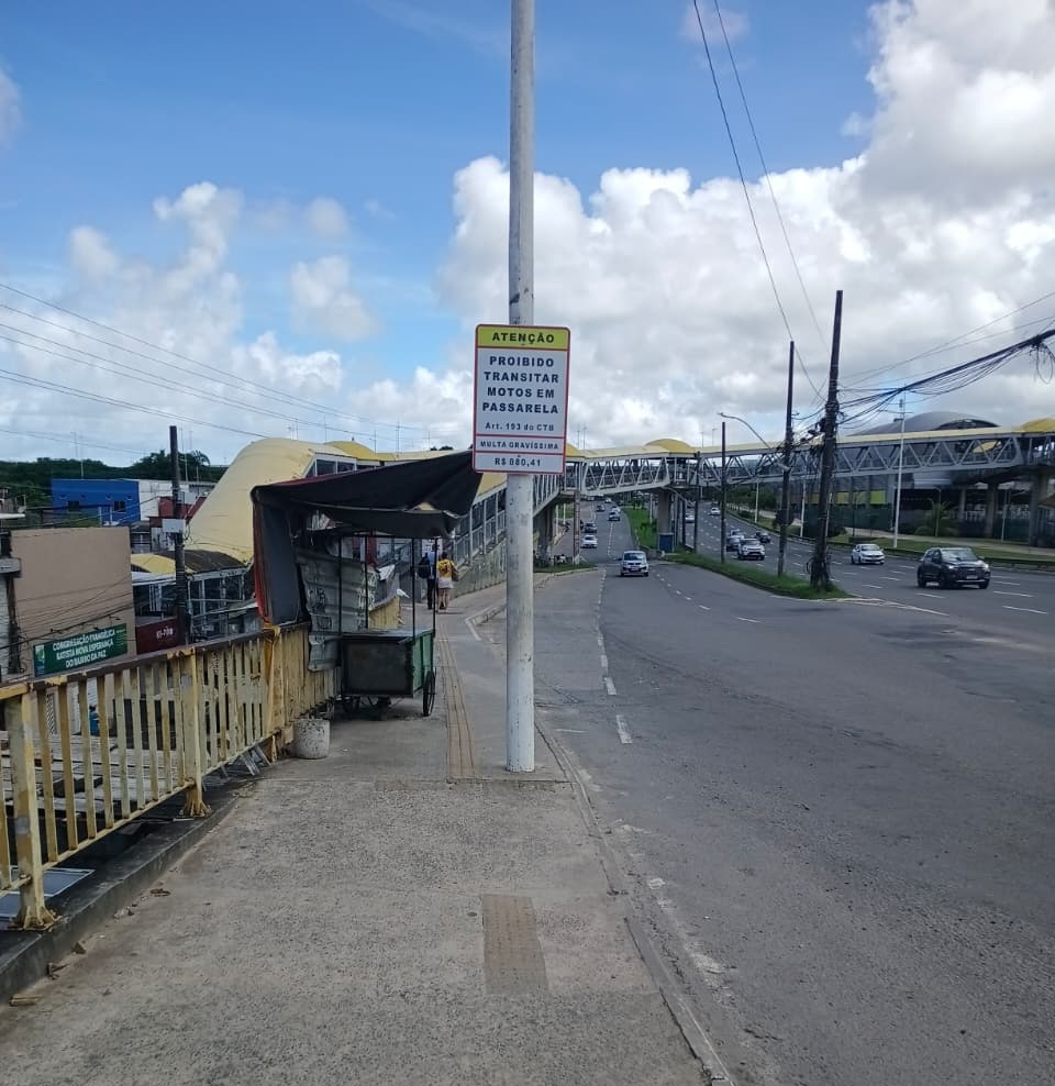 Transalvador implanta sinalização no acesso às passarelas para coibir tráfego de moto