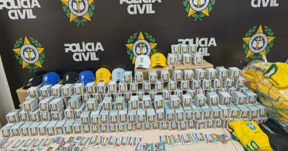 Rio de Janeiro: carregamento com 200 mil figurinhas falsas da Copa do Mundo é apreendido pela Polícia Civil