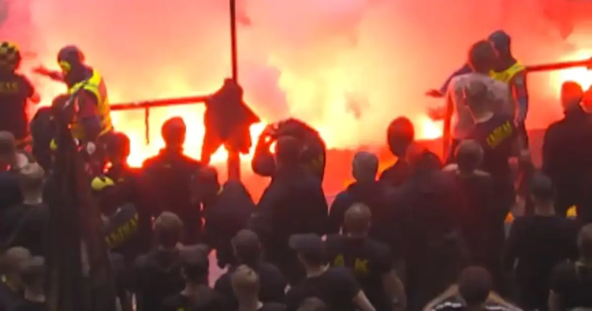 Arquibancada pega fogo durante clássico na Suécia e jogo é paralisado às pressas