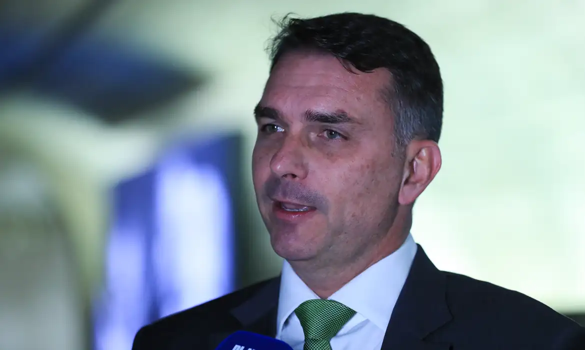 Deputados pedem investigação sobre relação entre Vorcaro e Flávio Bolsonaro