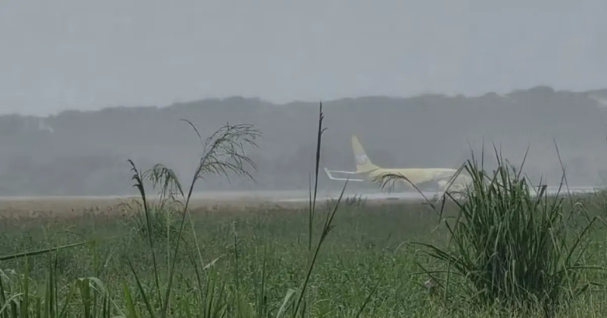 Avião cargueiro da Gol sai da pista após pouso em Salvador
