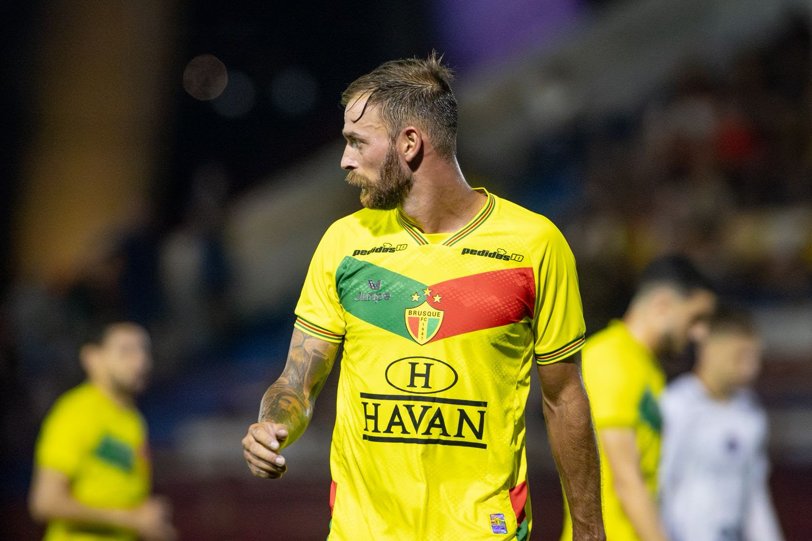 Com apenas uma derrota em oito jogos da Série C, Jonatan Lucca enaltece elenco do Brusque antes de confronto estadual
