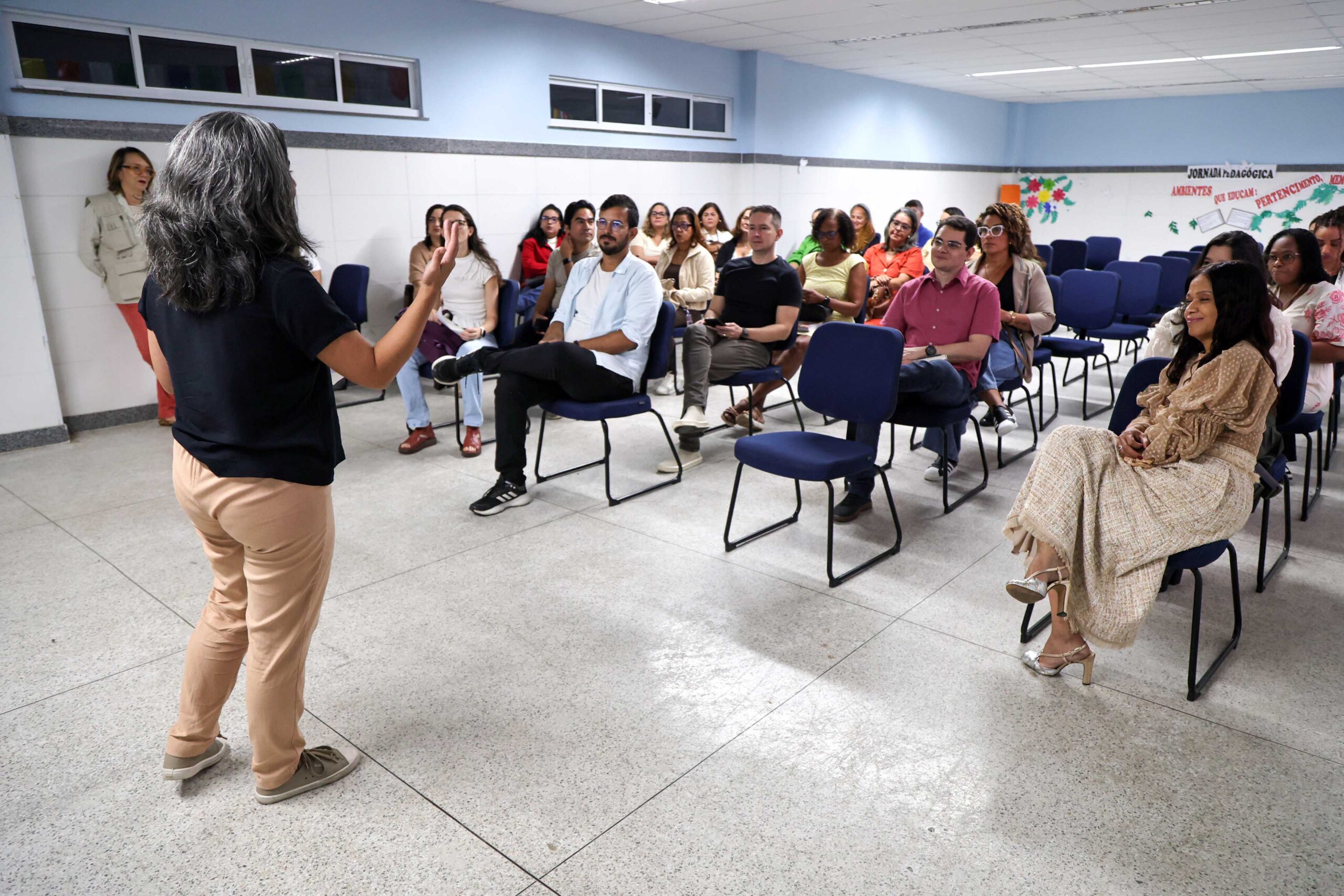 Salvador recebe visita técnica para compartilhar experiências sobre pátios naturalizados em escolas municipais