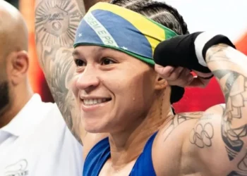 Beatriz Ferreira vence chinesa e garante medalha em retorno ao boxe olímpico em nova categoria