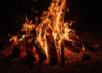 Fumaça, brasas e fogos de artifício: oftalmologista alerta para riscos de lesões oculares nas festas juninas